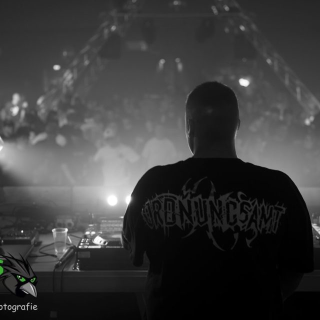Es gibt Momente, in denen man einfach alles um sich herum vergisst. Diese Nacht war genau so ein Moment. Danke an jeden Einzelnen, der die Tanzfläche mit Energie gefüllt hat. Bis zum nächsten Rave. 🖤🦅
#NikkisRaves #RaveFamily #TechnoVibes #HardDance #FestivalLife